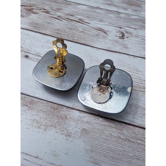 Vintage Clip On Earrings - Brown Caramel Tones 1 & 3/8" - Fair Condition - Picture 8 of 10